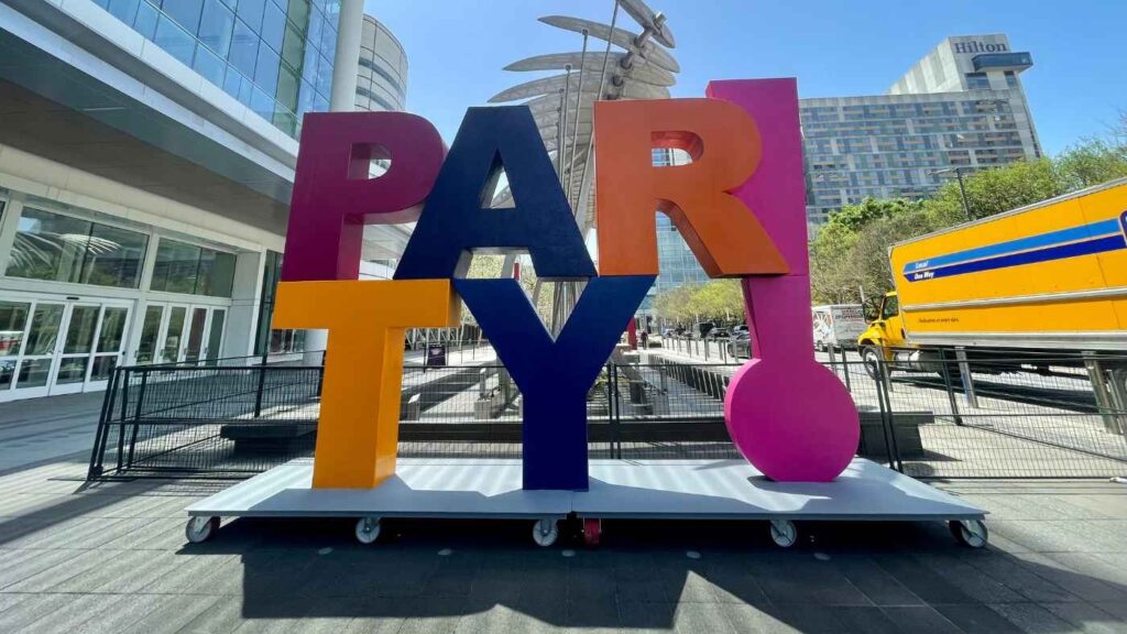 Outdoor sculptures and giant foam letters like this are ideal for effective brand pop-ups.
